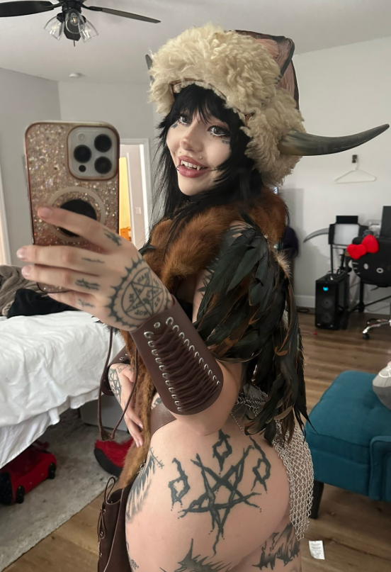 @triplexceleste tar et bilde på rommet sitt mens hun har på seg et sexy vikingkostyme for Halloween.