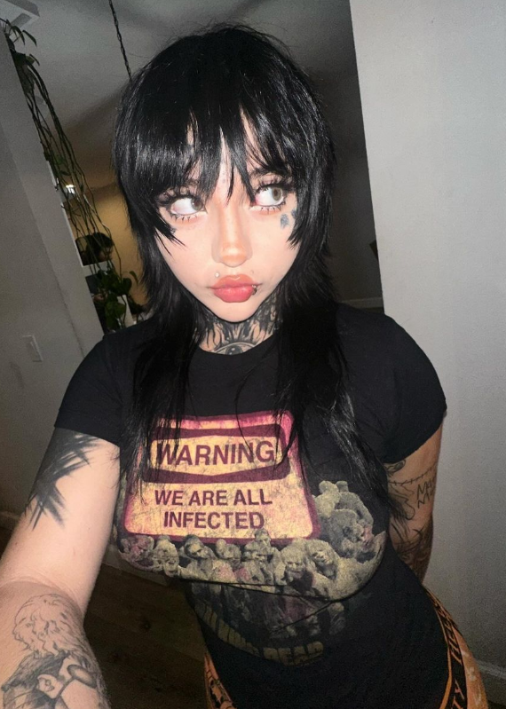 @triplexceleste tar en selfie i et sexy svart og brunt skjørt.