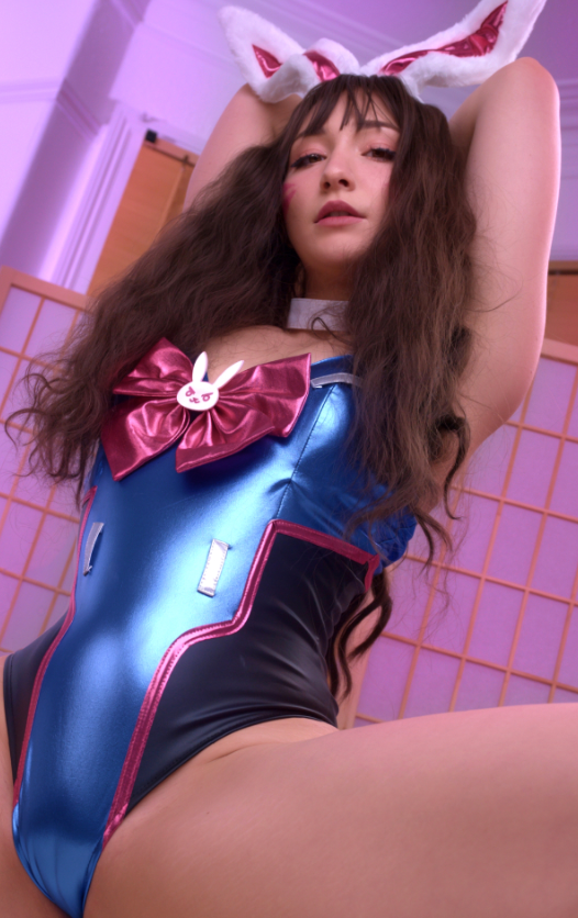 Pufffypink tar et bilde i et sexy blått cosplay-antrekk.
