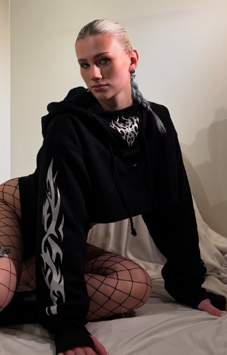 @nooojia i sengen sin ifĂžrt en posete svart hettegenser og svarte truser med nettingleggings.