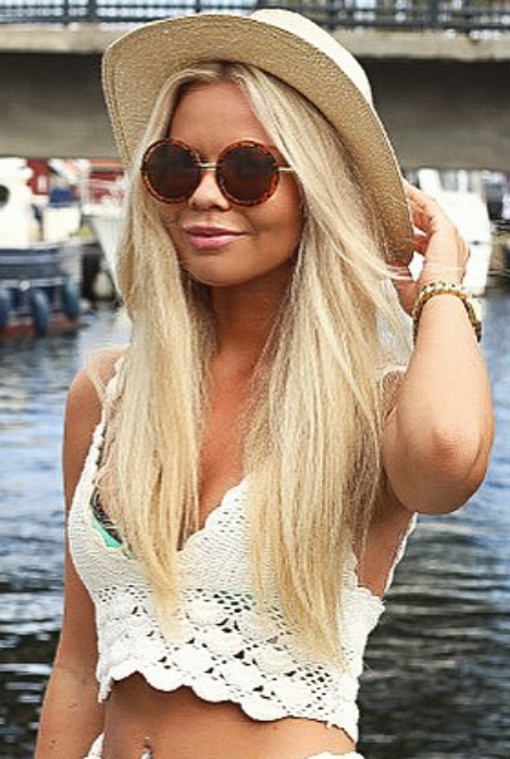@julianyland tar et bilde i en sexy hvit crop top, hatt og solbriller.