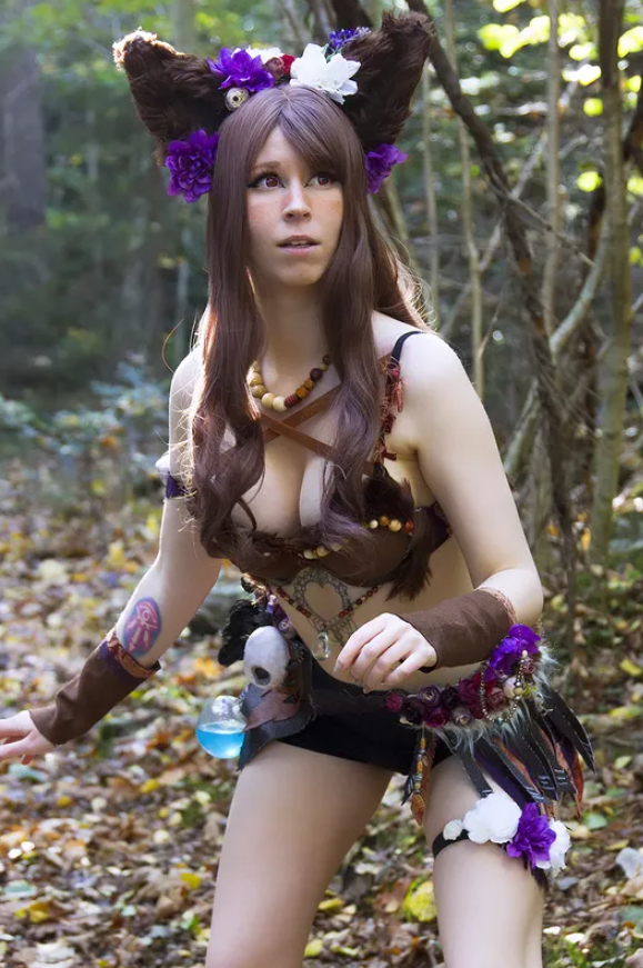 Ereneru tar et bilde i en skog og har pÄ seg et sexy trealvkostyme.