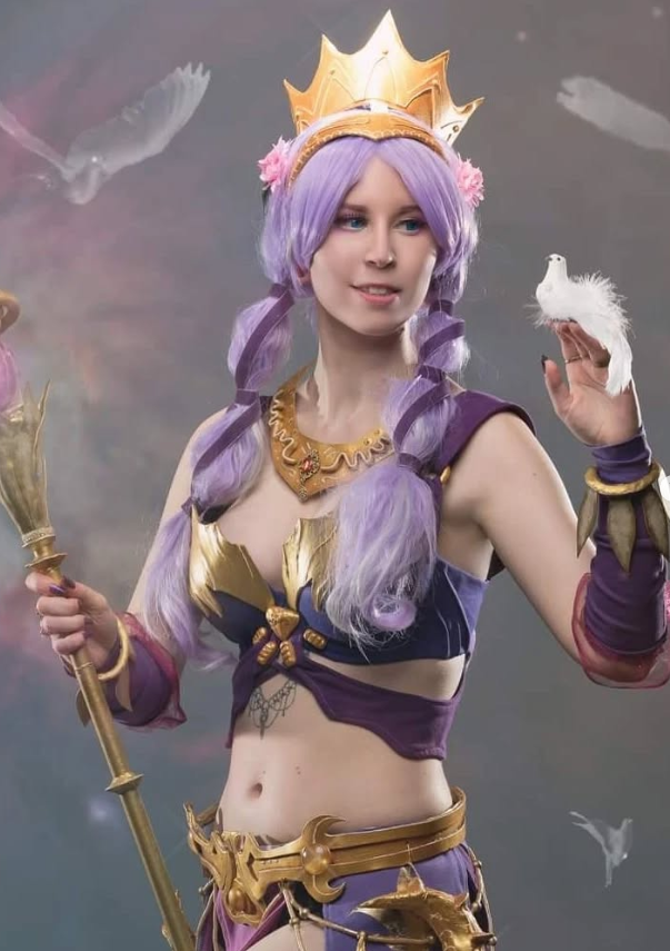 Ereneru tar et bilde mens hun er kledd i et sexy cosplay-antrekk og holder en hvit due i hÄnden.
