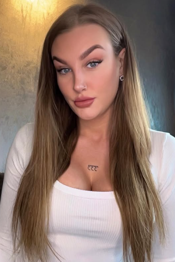 Julie Linnea Hovelsen som tar en selfie i en sexy hvit topp.