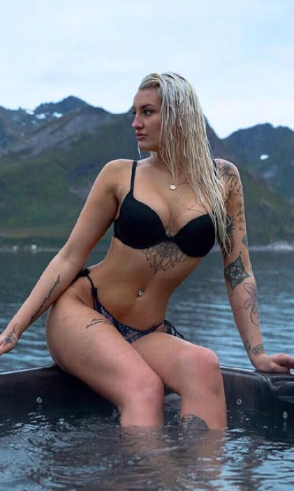 Julie Linnea Hovelsen tar et bilde mens hun er kledd i en sexy svart bikini.