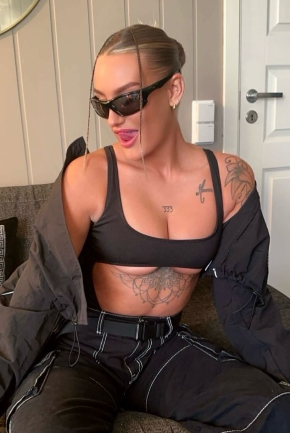 Julie Linnea Hovelsen tar et bilde hjemme hos seg selv iført en sexy brun BH og svarte jeans
