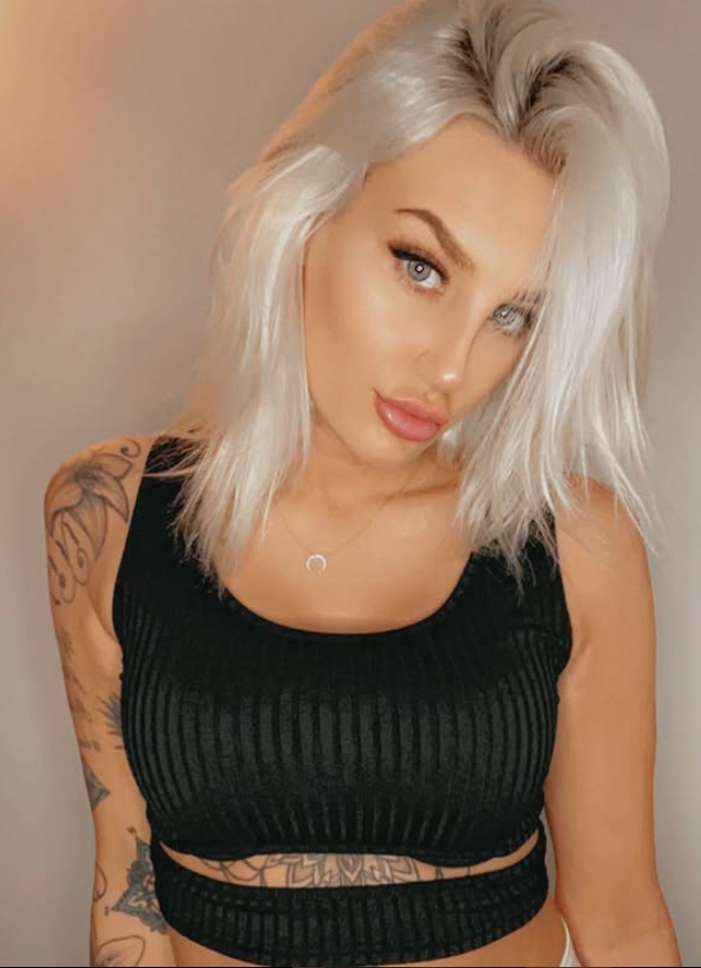 Julie Linnea Hovelsen tar et bilde mens hun er kledd i en sexy svart crop-topp.