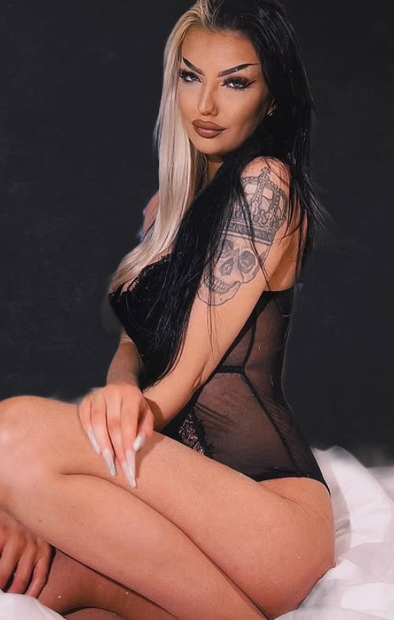 Lisa Johansen tar et bilde i sexy svart undertĂžy.