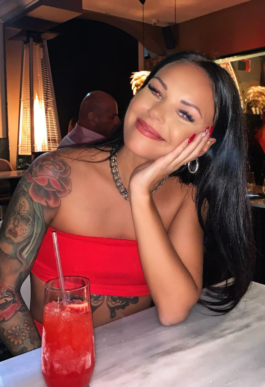 Nadia Wang kledd i en sexy rød topp.