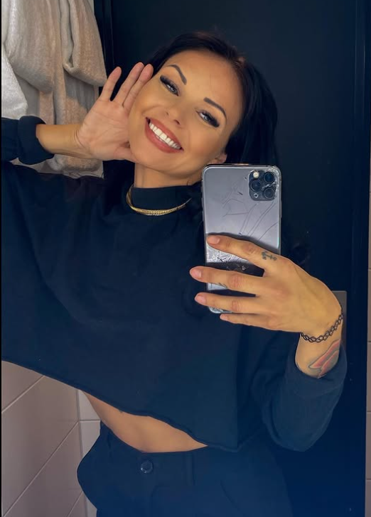 Nadia Wang kledd i et sexy svart antrekk