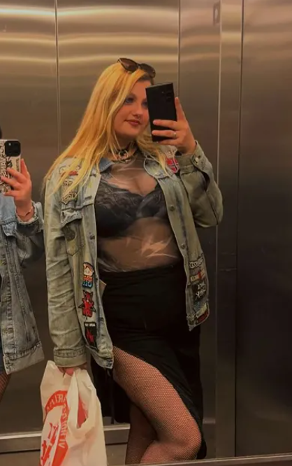 MenineSucks tar et bilde i en heis og er kledd i et sexy antrekk.