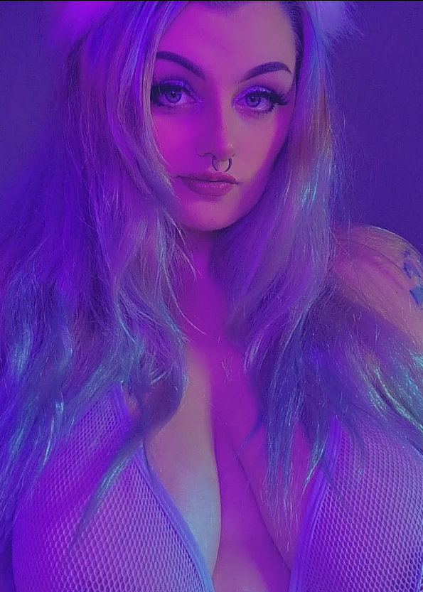 MenineSucks tar et bilde i en sexy lilla BH