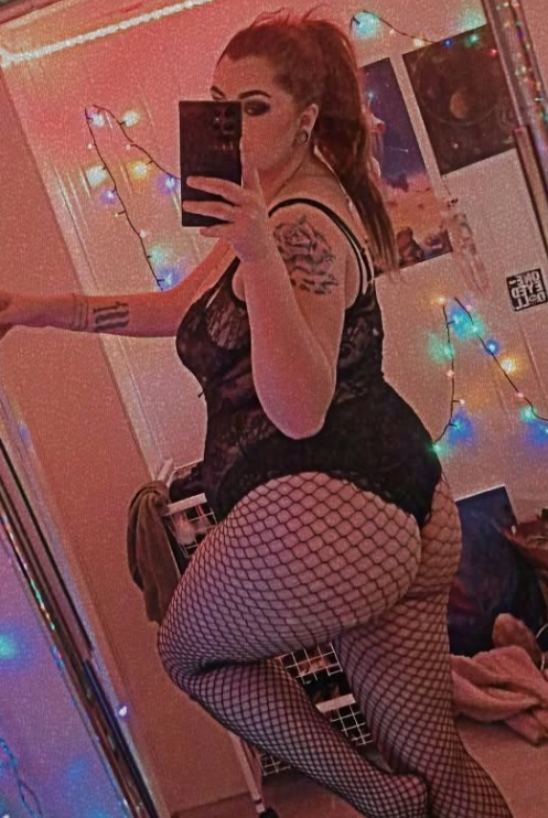 MenineSucks tar et bilde hjemme hos seg selv kledd i sexy svart undertøy.