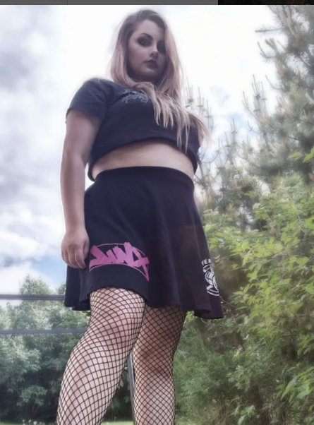 MenineSucks tar et bilde mens hun har på seg en sexy crop top og et kort svart skjørt
