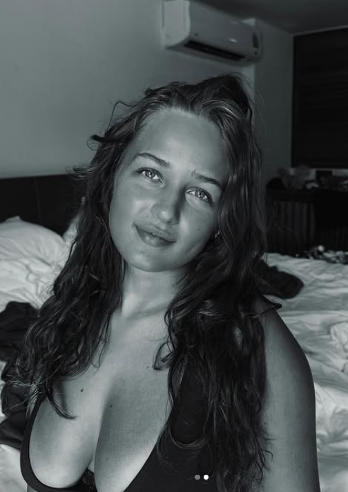 Vanessa Sundet tar et bilde og har på seg en sexy svart BH inne på rommet sitt.