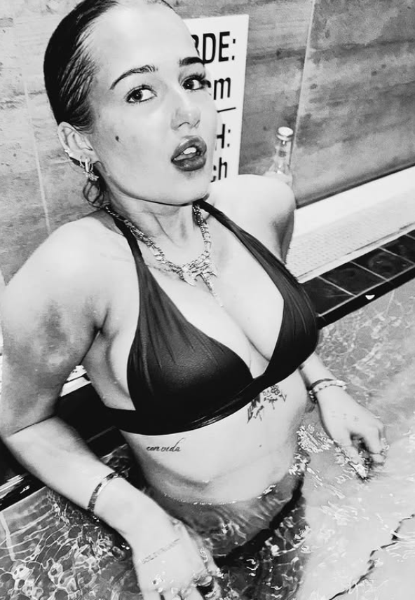 Vanessa Sundet tar et bilde mens hun er kledd i en sexy svart bikini i et svømmebasseng.