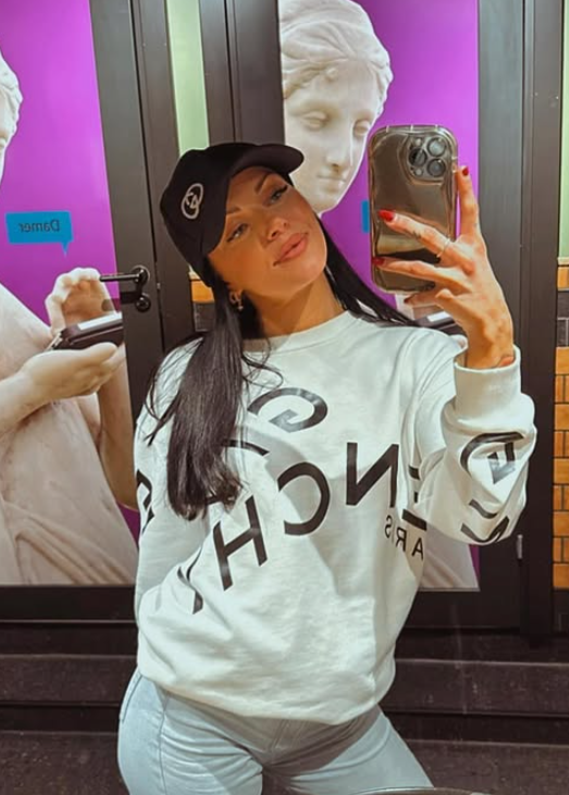 Nadia Wang har på seg en sexy hvit baggy topp og hvite bukser.