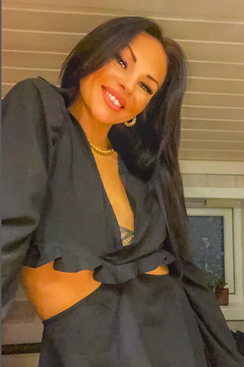 Nadia Wang har på seg et sexy svart antrekk.