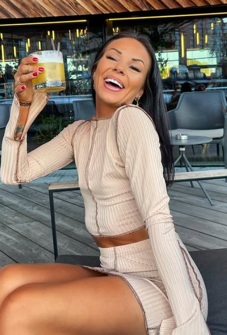 Nadia Wang tar et bilde i et sexy beige antrekk