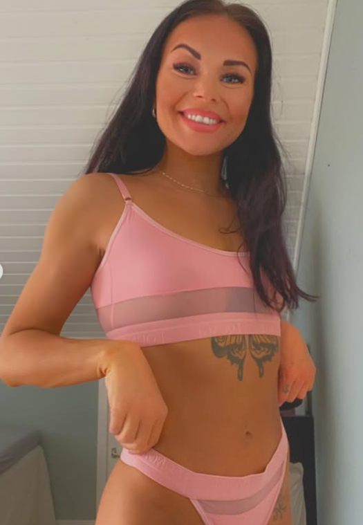 Nadia Wang kledd i sexy rosa undertøy