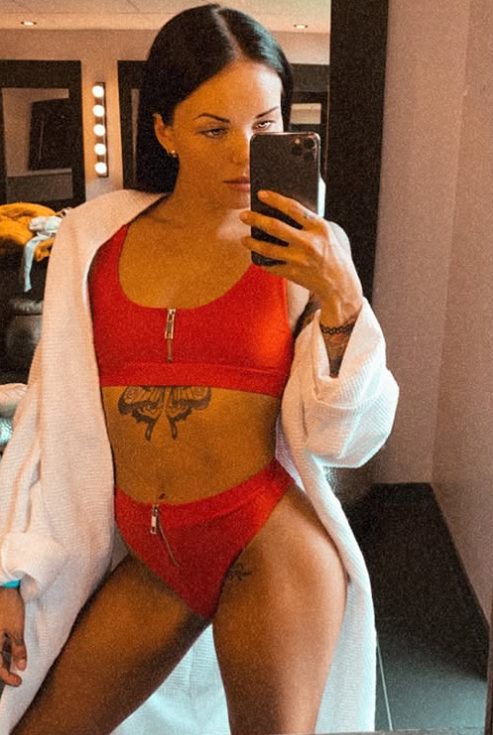 Nadia Wang iført sexy rødt undertøy og en hvit morgenkåpe