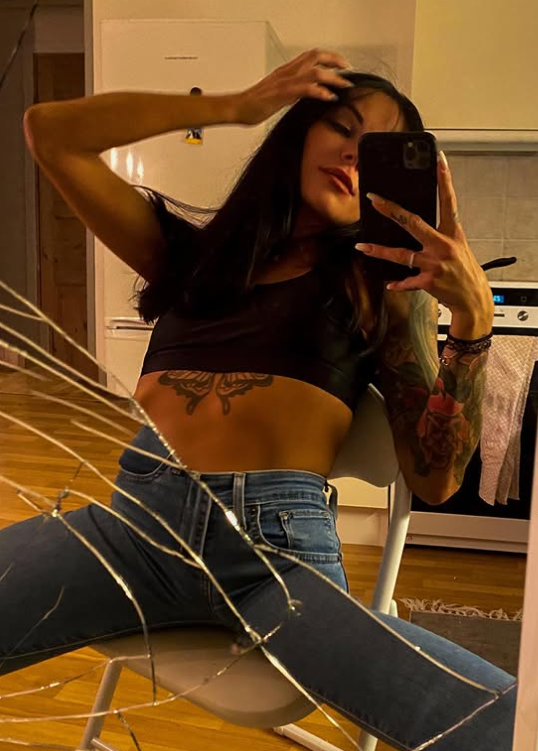 Nadia Wang har på seg en sexy svart crop top og blå jeans.
