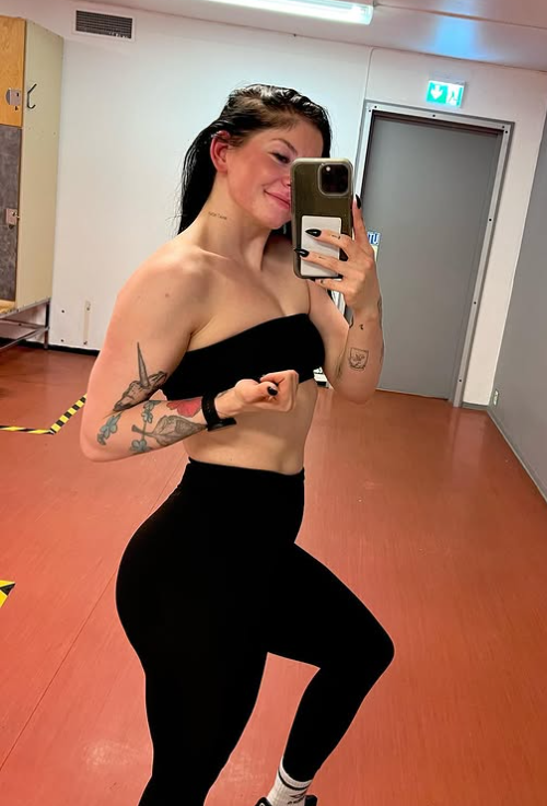 Ann Helen Lund tar et bilde mens hun er kledd i et sexy treningsantrekk.