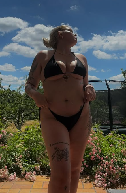 Anja Erika tar et bilde kledd i en sexy svart bikini
