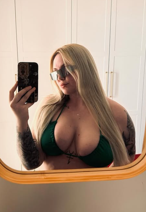 Anja Erika tar et bilde kledd i en sexy grønn bikini