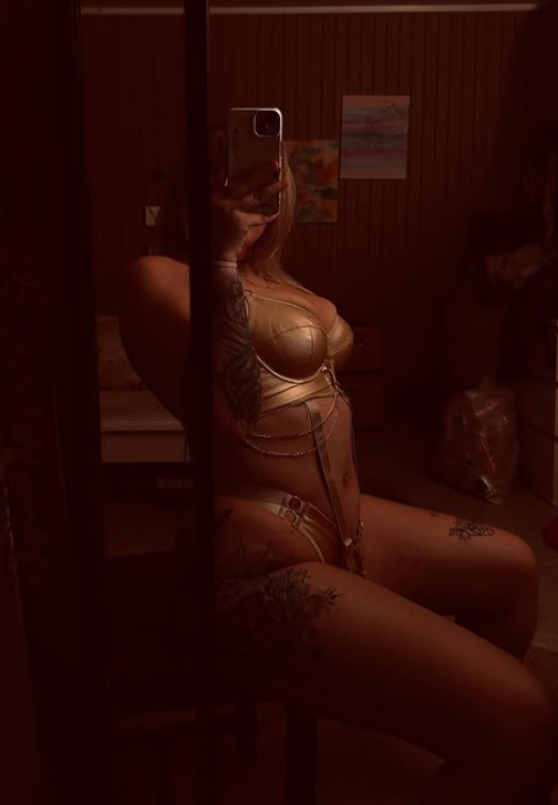 Anja Erika tar et bilde kledd i et sexy antrekk.