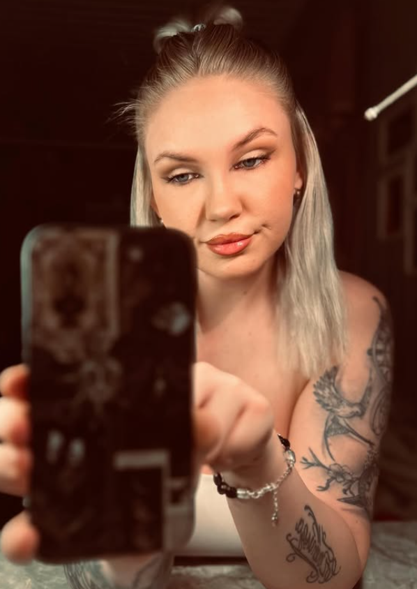 Anja Erika tar et bilde iført en sexy hvit topp
