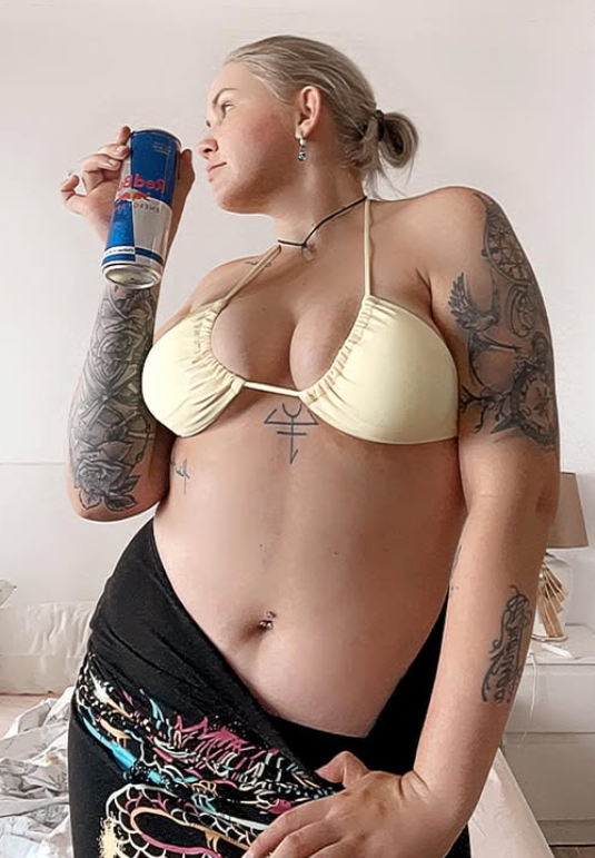 Anja Erika tar et bilde kledd i en gul bikini-BH og et svart skjørt.