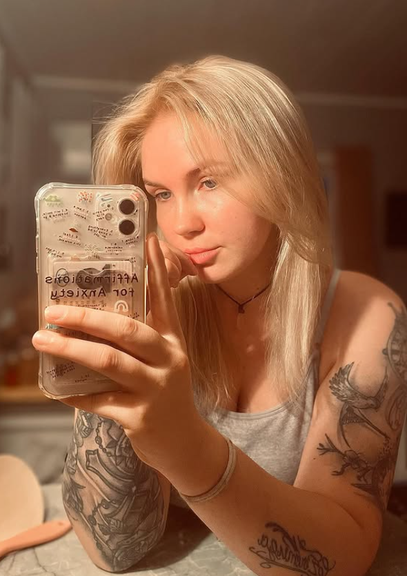 Anja Erika tar et bilde kledd i en sexy grå topp