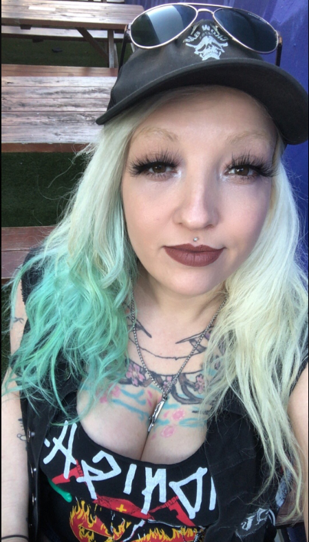 Brittani Rose var kledd i en sexy svart topp, svart caps og solbriller.