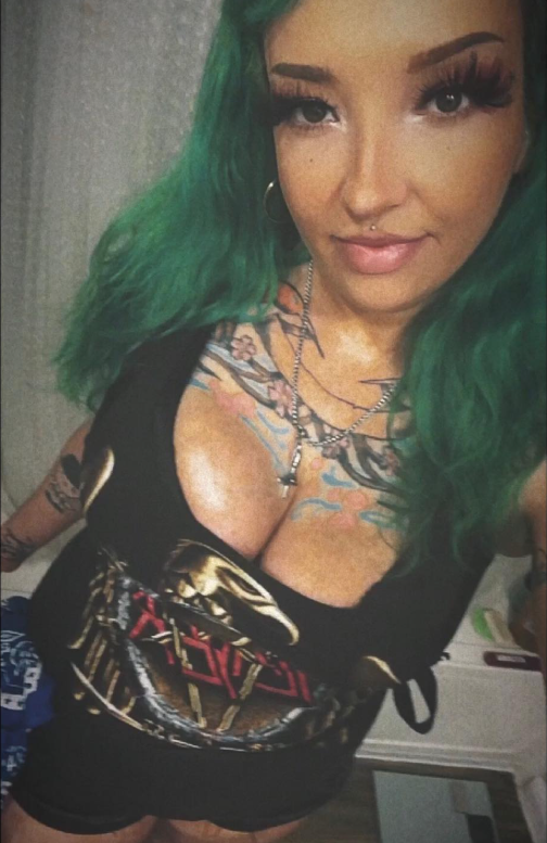 Brittani Rose tar et bilde mens hun er kledd i et sexy svart antrekk.