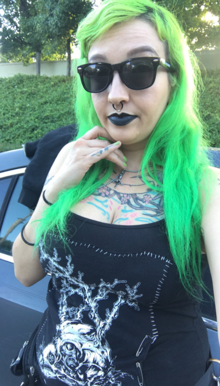 Brittani Rose tar et bilde mens hun er kledd i et sexy svart antrekk og solbriller.