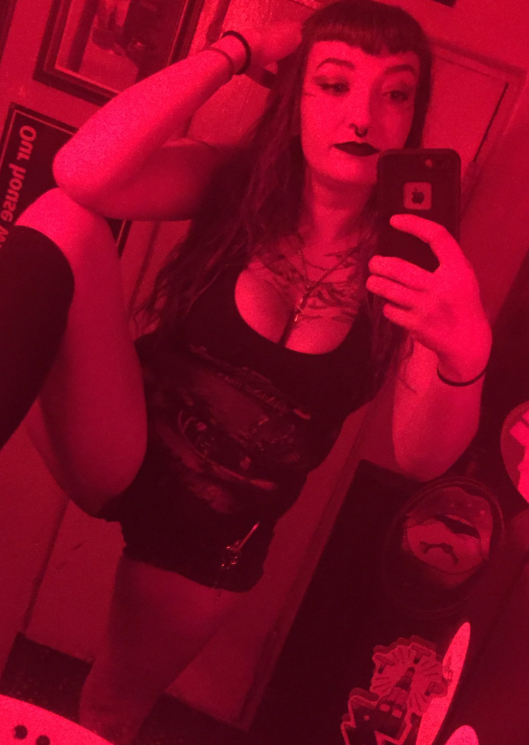 Brittani Rose tar et bilde på rommet sitt kledd i et sexy svart antrekk.