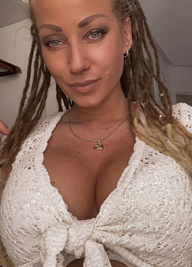 Rasta-enhjørning tar et bilde mens hun er kledd i en sexy hvit topp.
