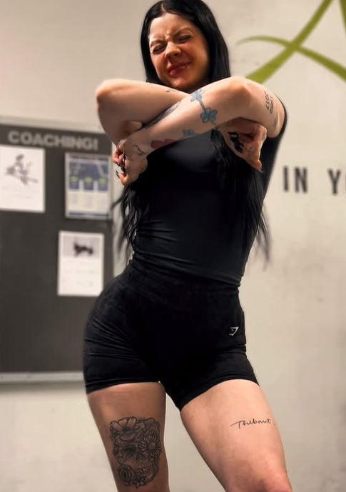 Ann Helen Lund tar et bilde i et sexy, svart treningsantrekk.