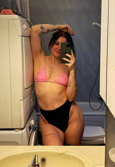 Ann Helen Lund tar et bilde iført en sexy rosa BH og svarte truser.