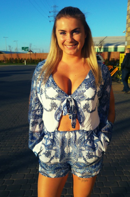 Lene Antonsen i blomstrete, kort t-skjorte