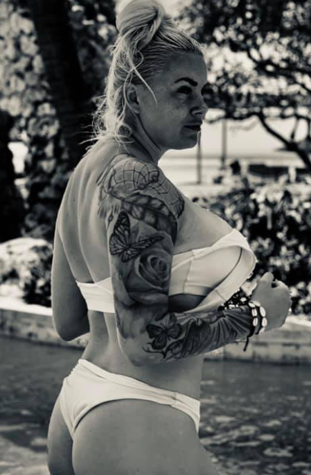 Lene Antonsen på svart-hvitt-bilde viser frem sine enorme pupper