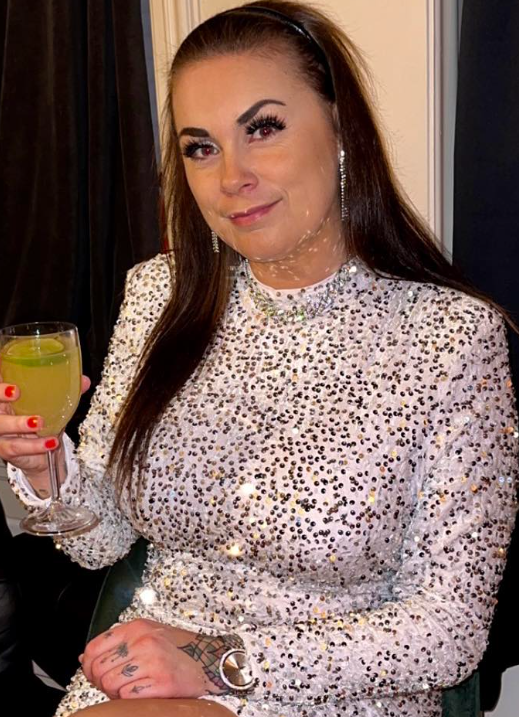 Lene Antonsen i juvelbesatt skjorte