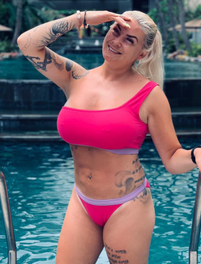 Lene Antonsen barmfagre Norske Milf foran svĂžmmehallen