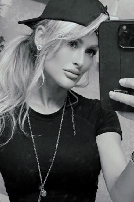 Missandersen tar en speilselfie i svart-hvitt-bilde