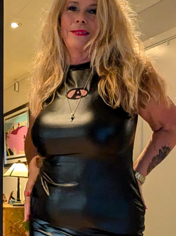 Lenita Mature kledd i et sexy svart antrekk