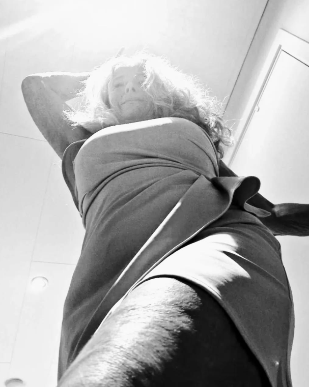 Lenita Mature har på seg et sexy antrekk. Dette bildet er i svart-hvitt.