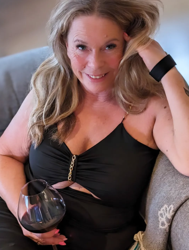 Lenita Mature kledd i et sexy svart antrekk