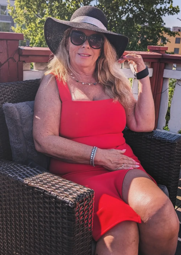 Lenita Mature iført en sexy rød kjole og et svart hår