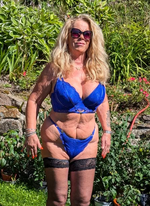 Lenita Mature kledd i sexy blått undertøy og svarte sokker